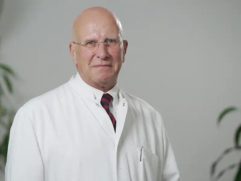 Dr. Werner Lauchart steht zur Wärme zur Schmerztherapie